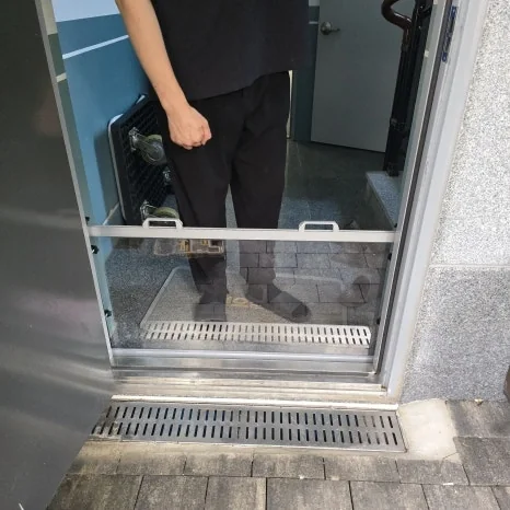 건물 출입구 조립식 차수막 설치 후